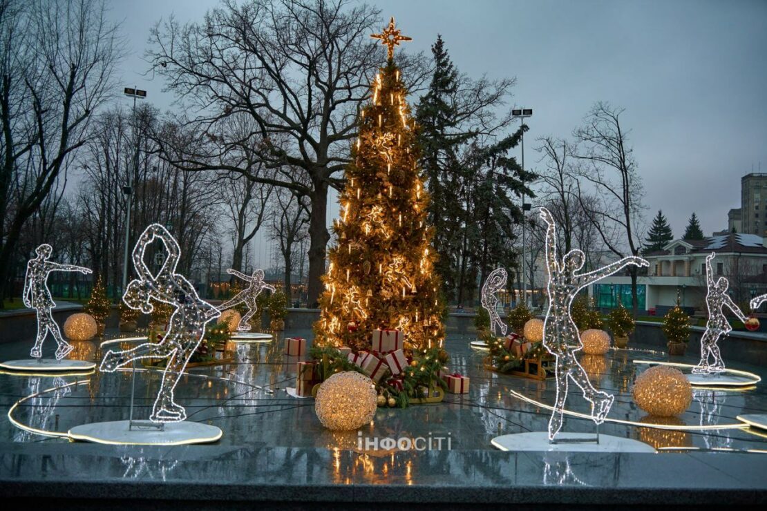 Новорічна казка ожила в саду Шевченка у Харкові (фото)