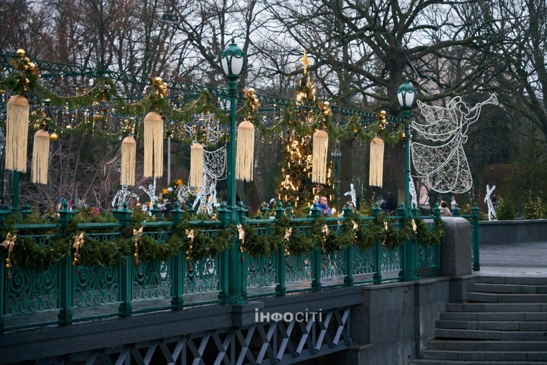 Новорічна казка ожила в саду Шевченка у Харкові (фото)