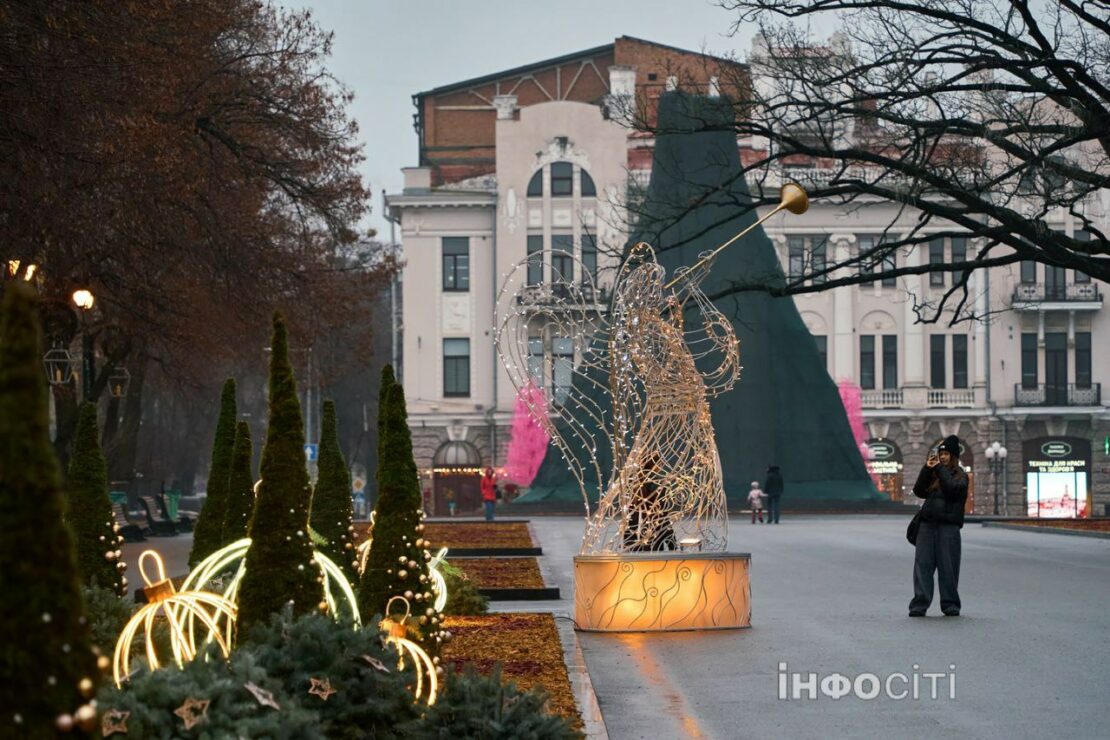 Новорічна казка ожила в саду Шевченка у Харкові (фото)