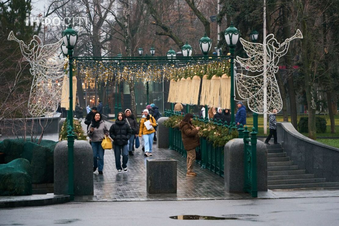 Новорічна казка ожила в саду Шевченка у Харкові (фото)