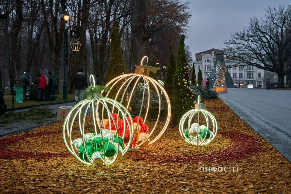 Новорічна казка ожила в саду Шевченка у Харкові (фото)