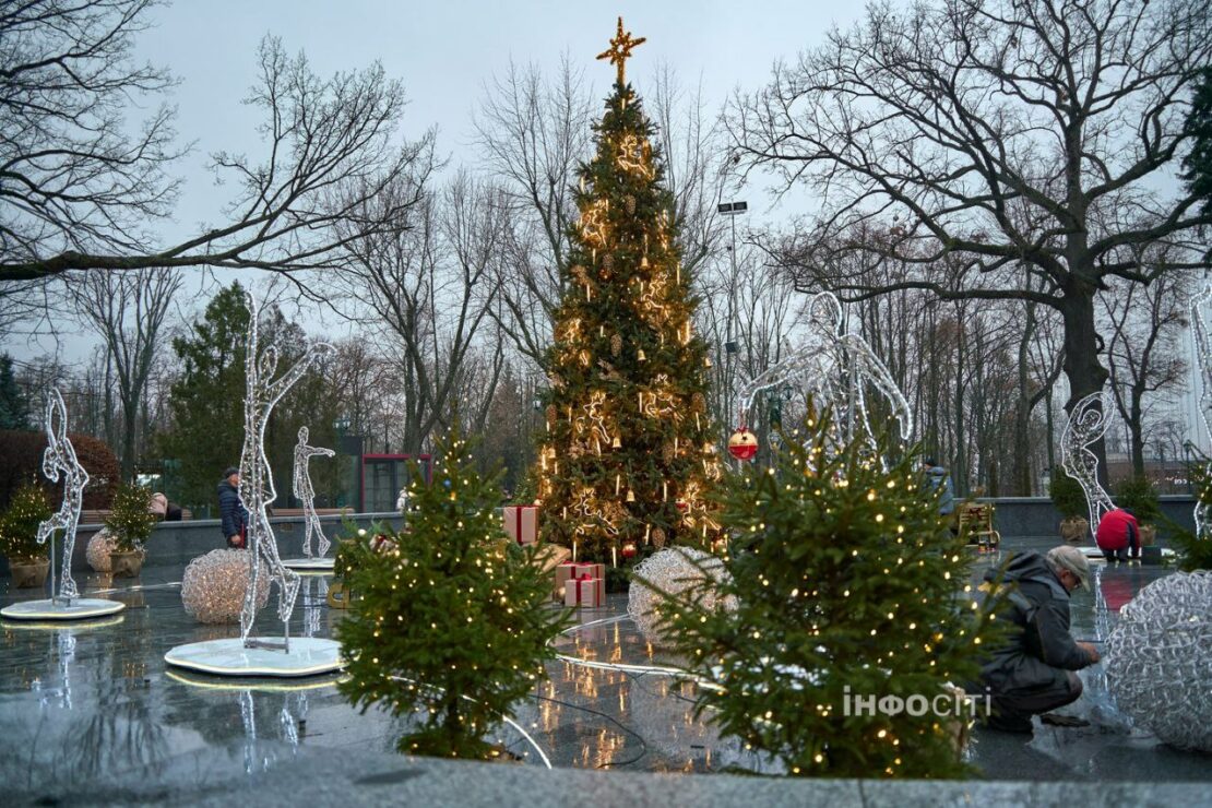 Новорічна казка ожила в саду Шевченка у Харкові (фото)