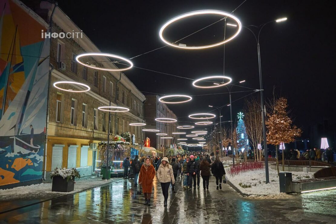 Новорічні інсталяції на Лопанській набережній у Харкові (фото)
