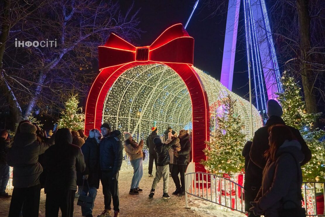 Новорічні інсталяції на Лопанській набережній у Харкові (фото)
