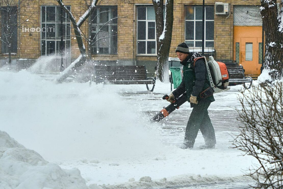 У Харкові до прибирання снігу залучили понад 1,8 тисячі комунальників