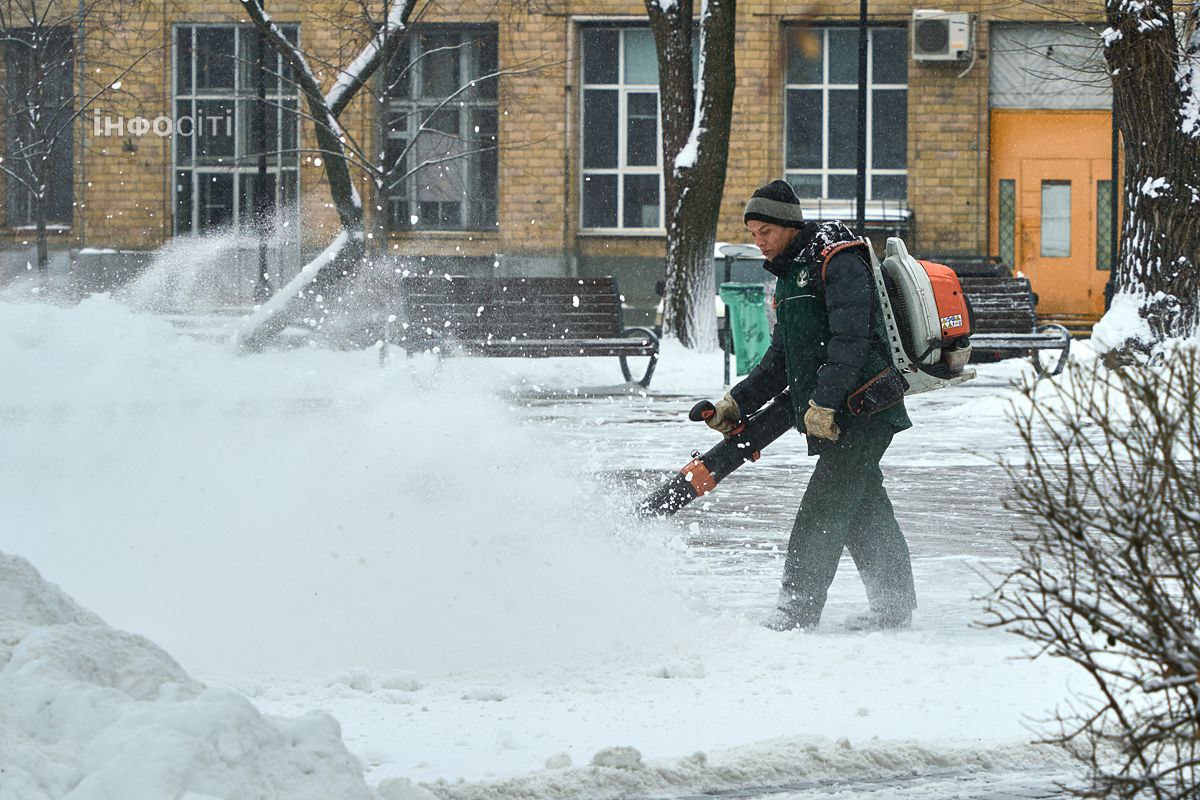У Харкові до прибирання снігу залучили понад 1,8 тисячі комунальників