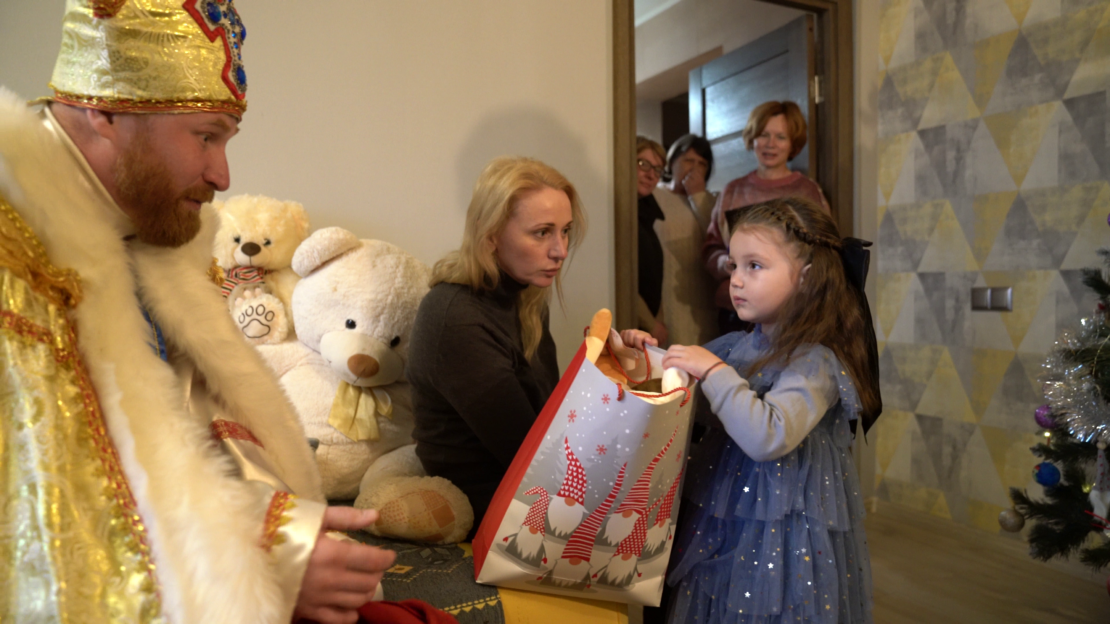 Поруч із родинами героїв: у Харкові помічники Святого Миколая завітали до дітей захисників