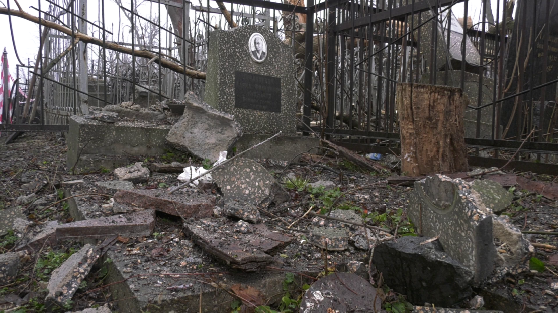 Бомбами по могилах. Наслідки обстрілу кладовища у Харкові