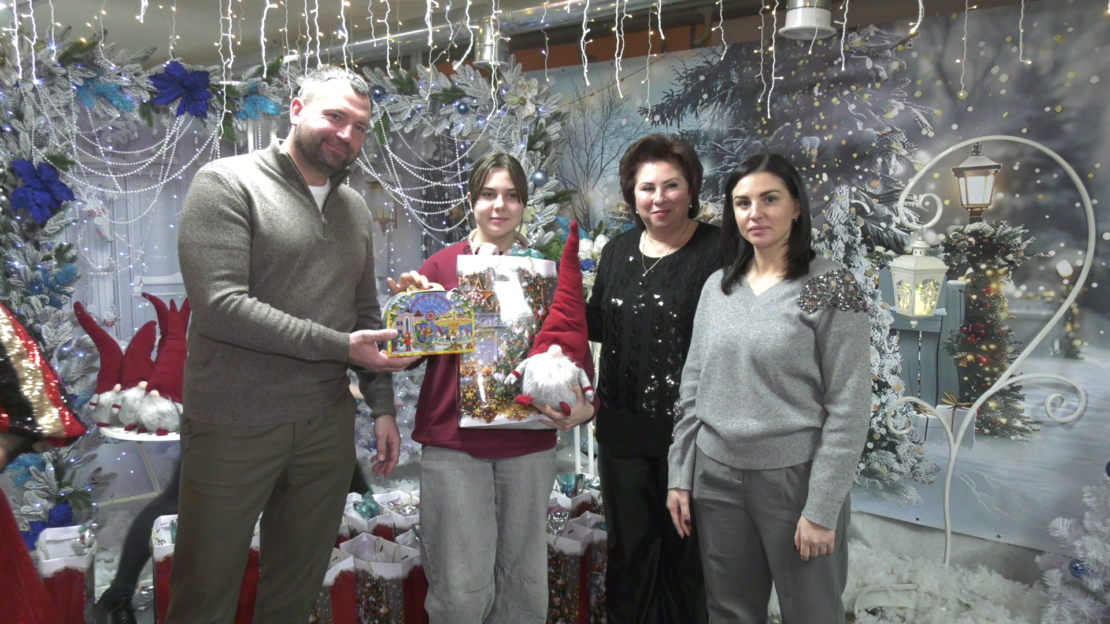 Світло для дітей героїв. Депутати «Успішного Харкова» продовжують вітати дітей загиблих захисників