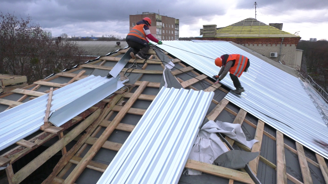 Дах після «прильотів»: як рятують будинок в Індустріальному районі перед зимою