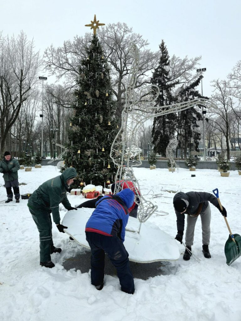 У Харкові продовжують прибирати святкові декорації (фото)