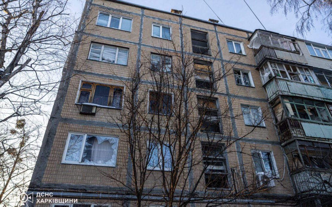 У Харкові ліквідують наслідки ворожого удару (фото)