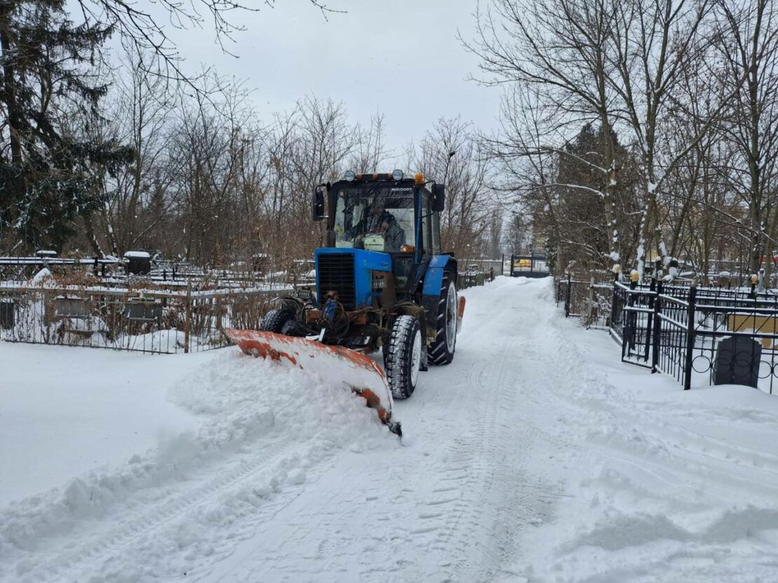 Комунальники наводять лад на кладовищах Харкова (фото)