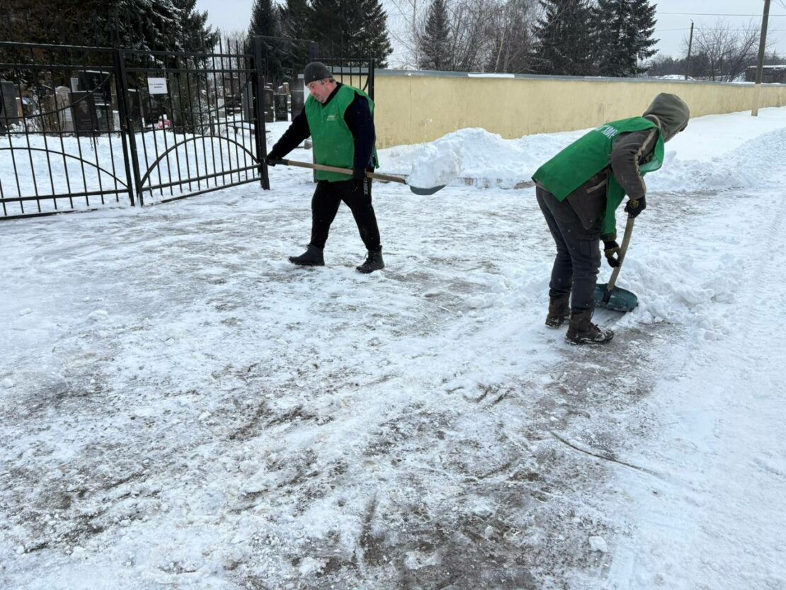 Комунальники наводять лад на кладовищах Харкова (фото)