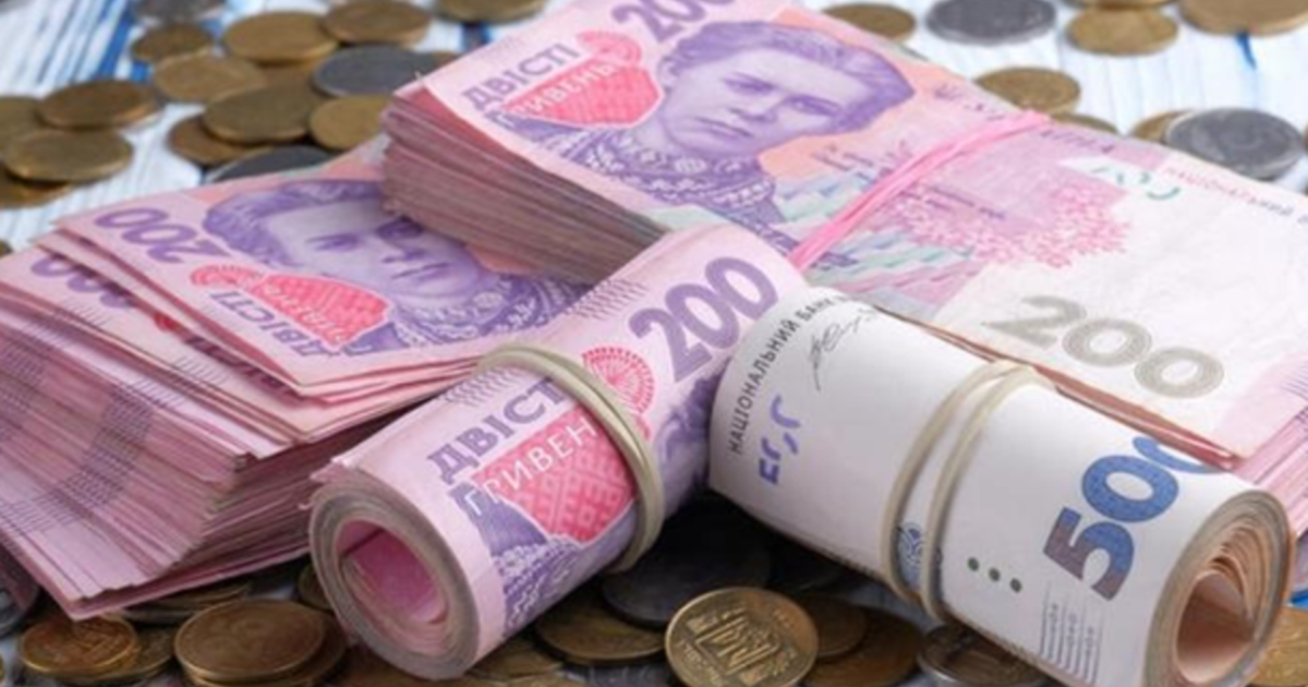 Українці запасаються готівкою через російські атаки