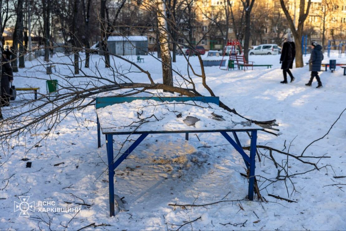 У Харкові ліквідують наслідки ворожого удару (фото)