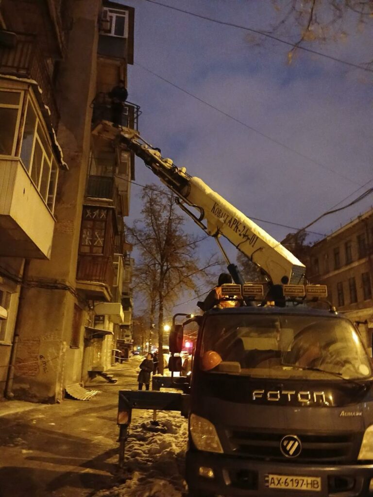 У Київському районі через ракетний удар пошкоджено 22 будівлі (фото)