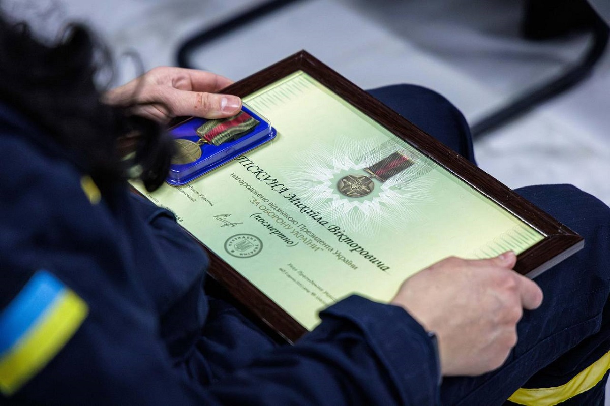 Родинам полеглих рятувальників вручили відзнаки Президента України