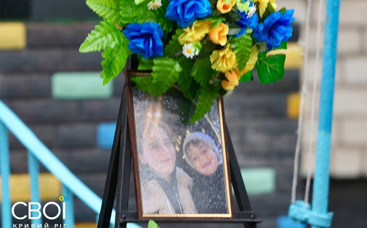 Согодні поховали матір з дитиною, яких вбила ракета у Харкові