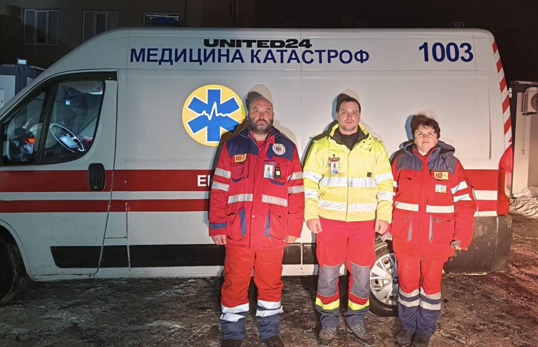 Харківські медики “швидкої” врятували життя пенсіонерці