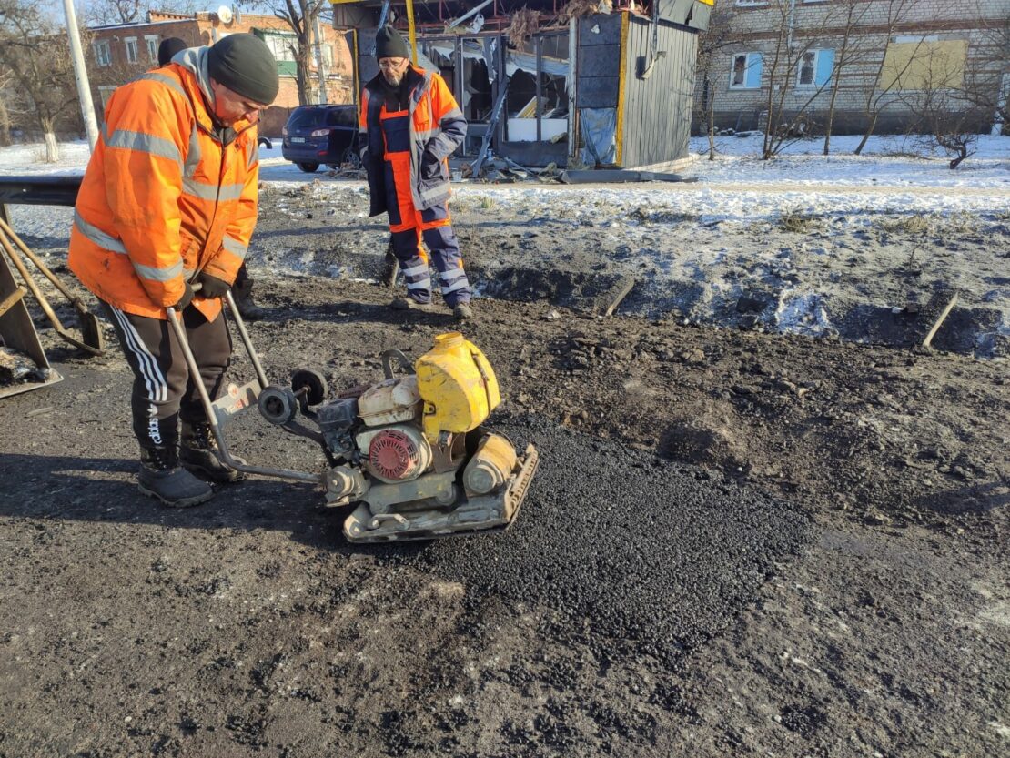 На Харківщині відновили дорогу після ворожого удару (фото)
