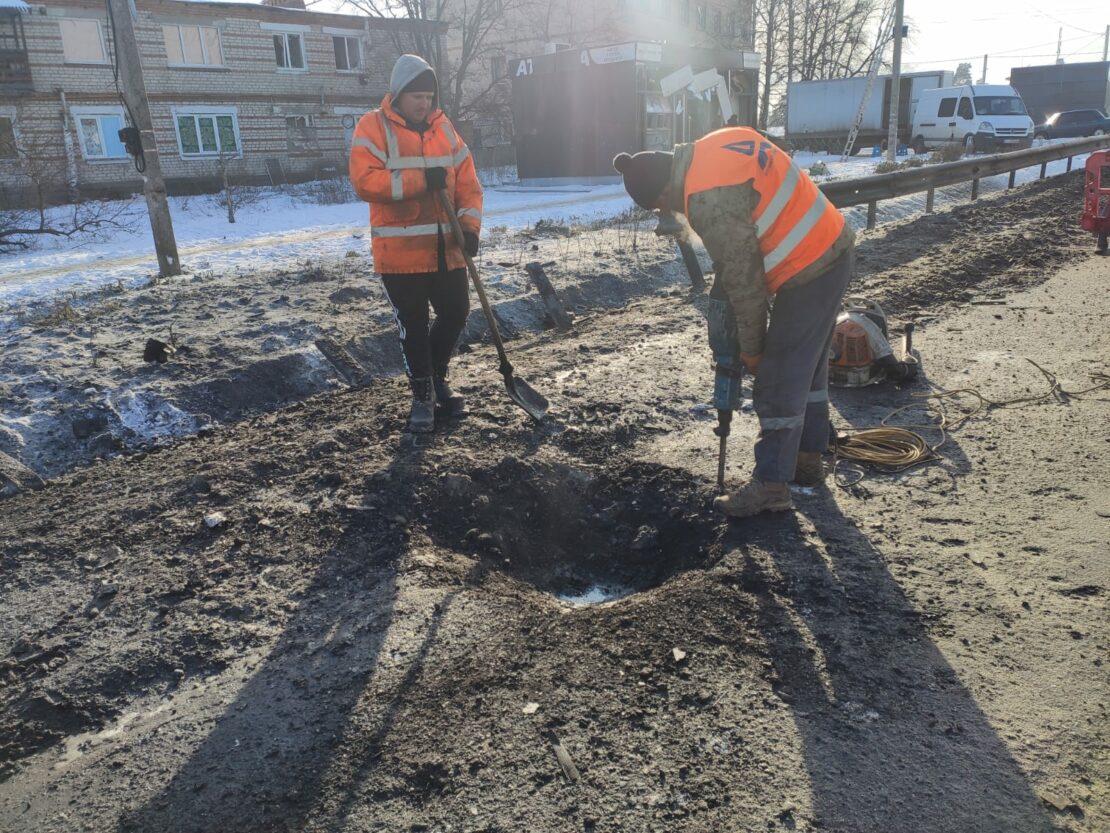 На Харківщині відновили дорогу після ворожого удару (фото)