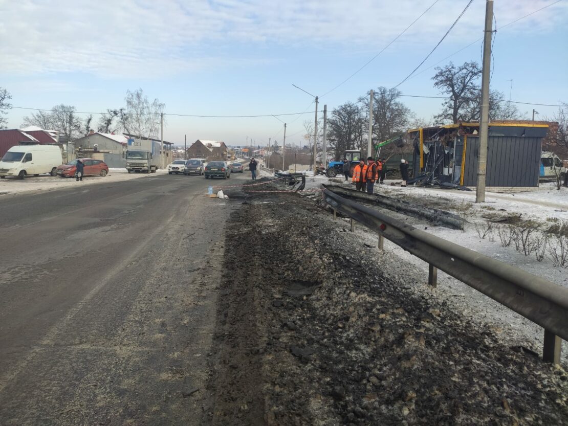 На Харківщині відновили дорогу після ворожого удару (фото)