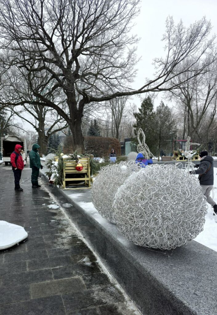 У Харкові продовжують прибирати святкові декорації (фото)