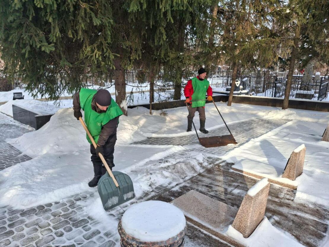У Харкові з кладовищ вивезли 28 кубометрів сміття (фото)