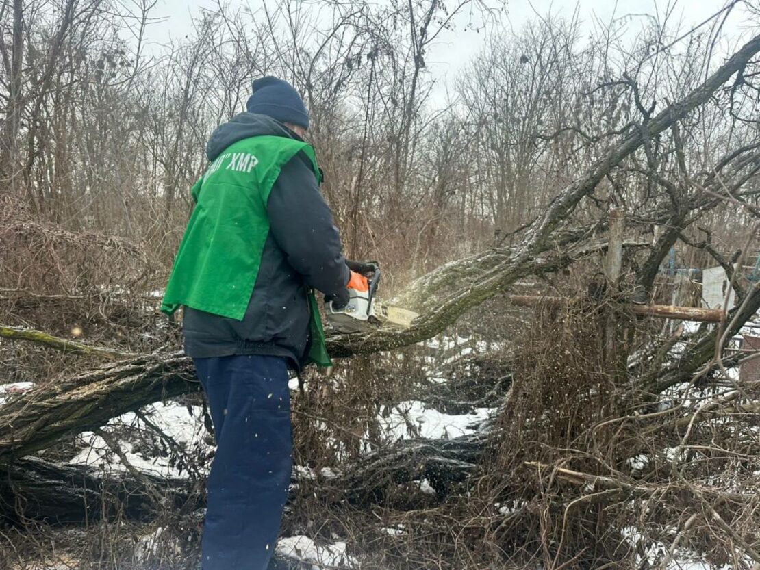 Комунальники наводять лад на кладовищах Харкова (фото)