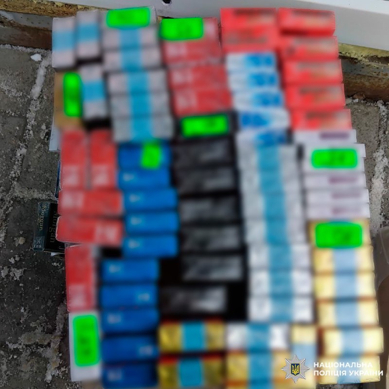 Поліцейські Харківщини вилучили з магазину контрафактні цигарки (фото)