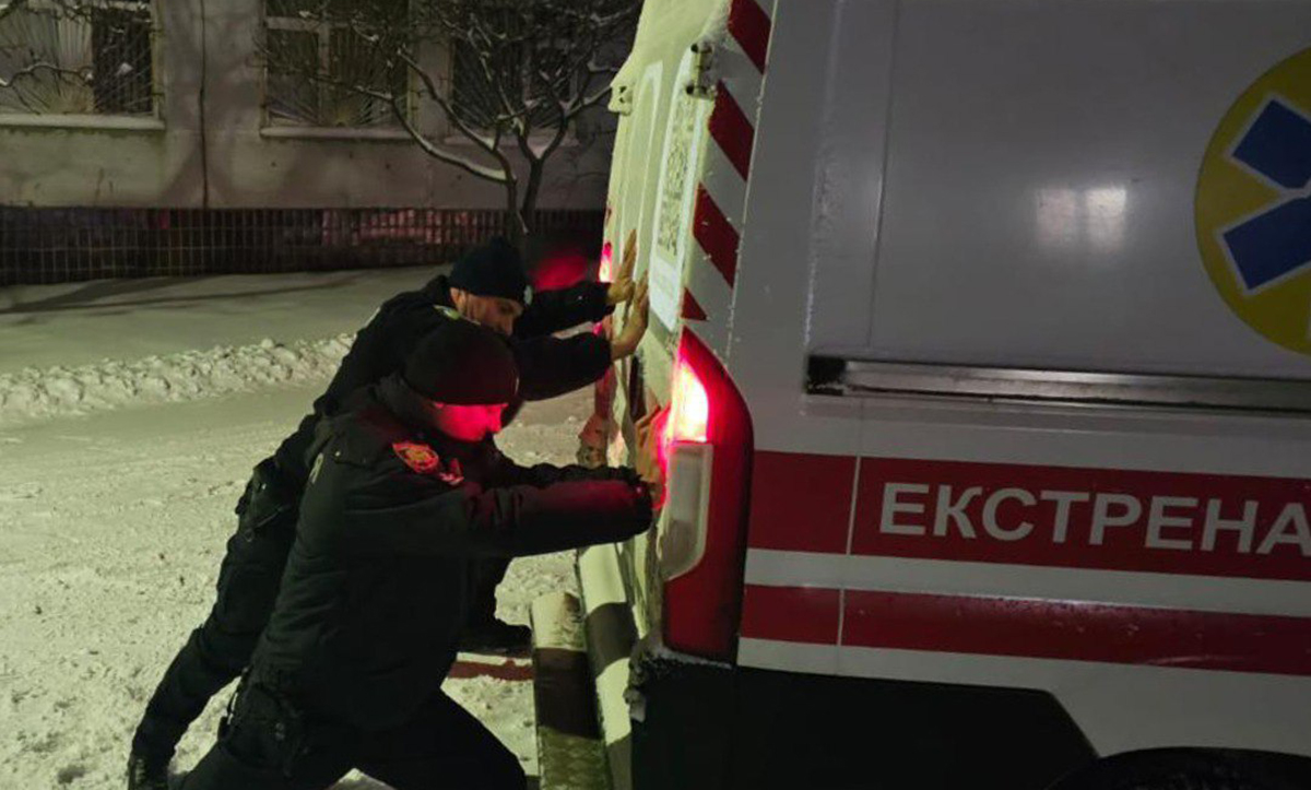 Поліція Харківщини допомогла «швидкій», яка застрягла на дорозі