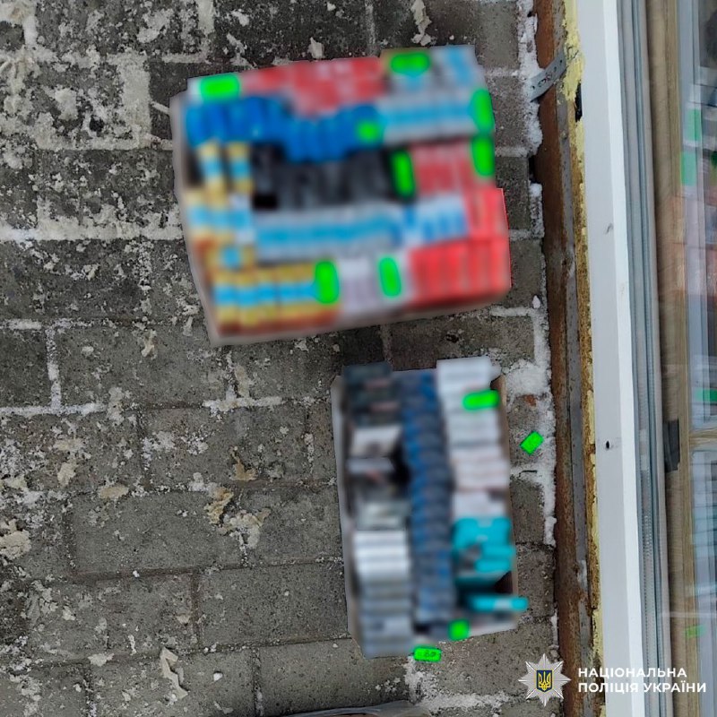 Поліцейські Харківщини вилучили з магазину контрафактні цигарки (фото)