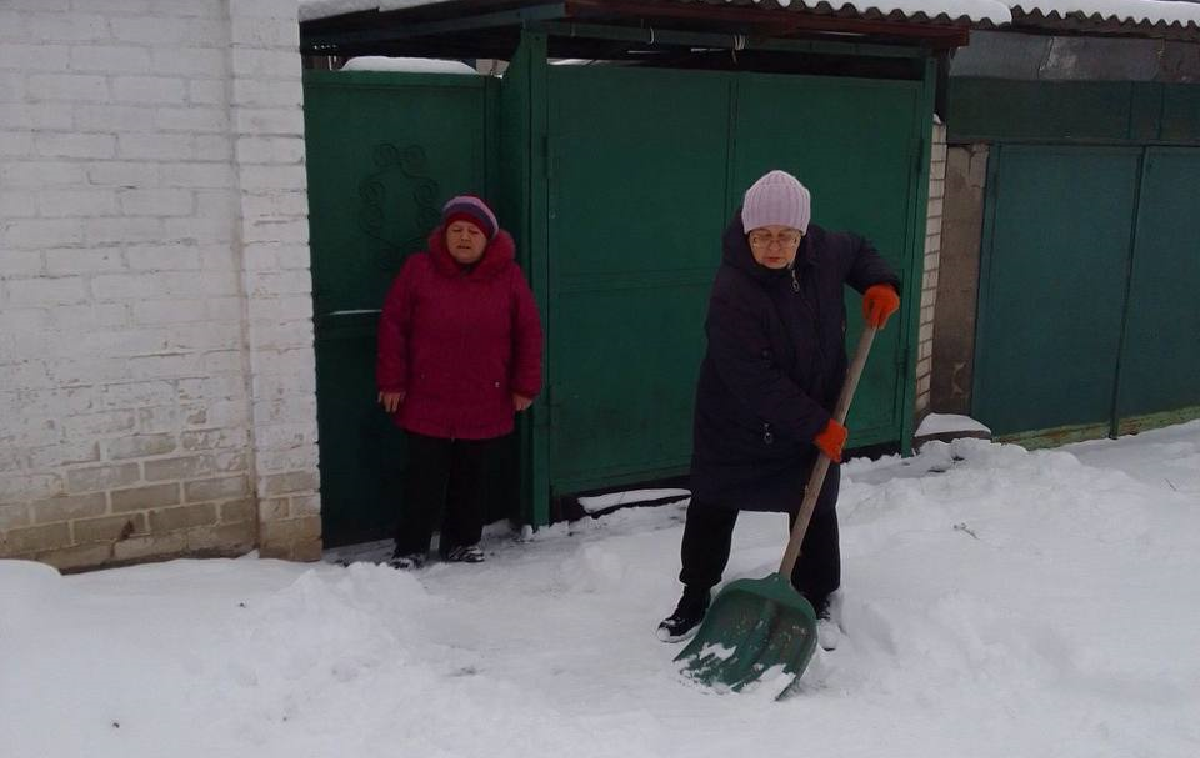 Соцпрацівники долучаються до прибирання снігу в Харкові