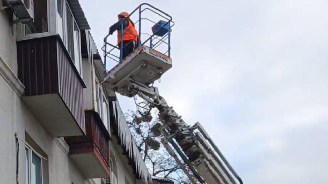 У Харкові комунальники активно борються з бурульками 