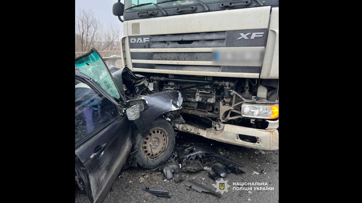 На трасі Київ-Харків-Довжанський легковик влетів у вантажівку