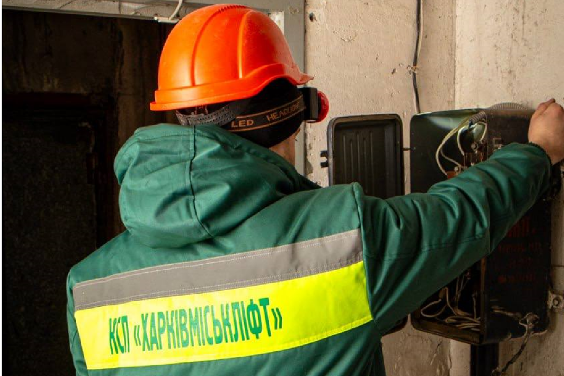 Через відключення світла у Харкові люди масово застрягають у ліфтах