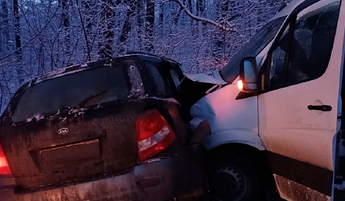 18 постраждалих: на Харківщині авто в'їхало у автобус