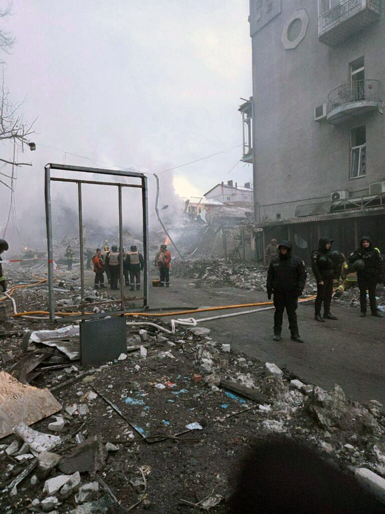 У Київському районі через ракетний удар пошкоджено 22 будівлі (фото)