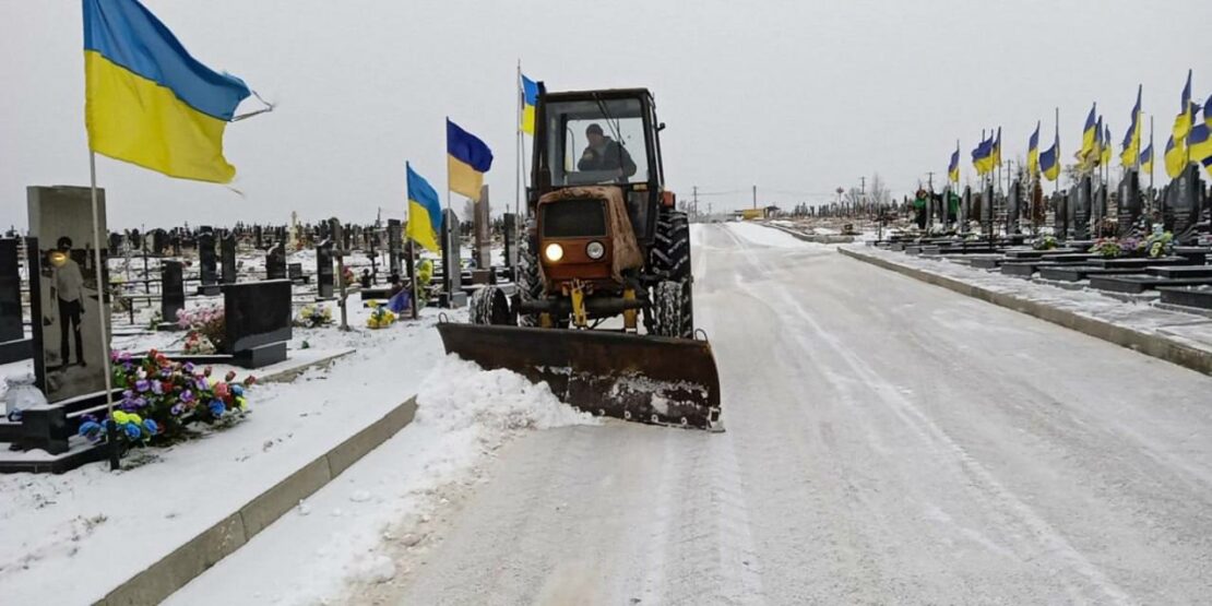 Комунальники наводять лад на кладовищах Харкова (фото)