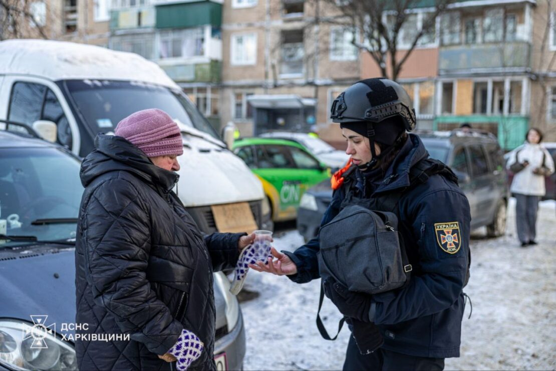 У Харкові ліквідують наслідки ворожого удару (фото)