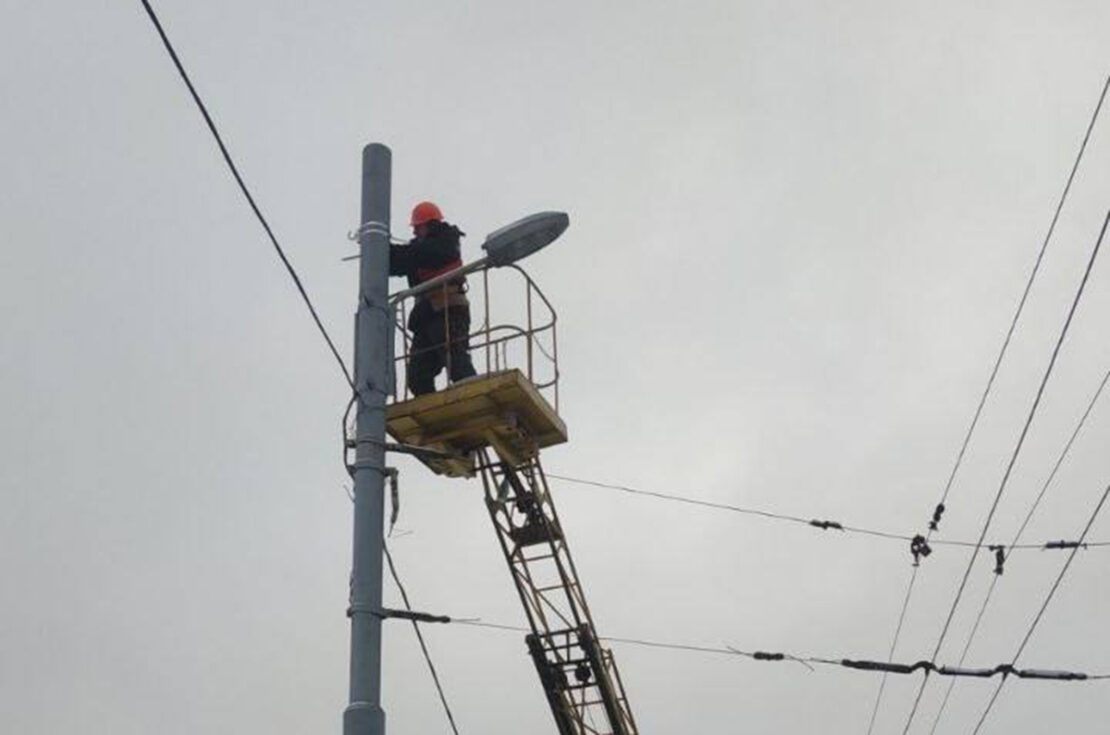 Харківські комунальники впорядковують вуличне освітлення
