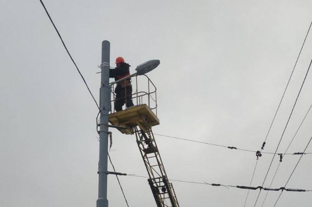 Харківські комунальники впорядковують вуличне освітлення