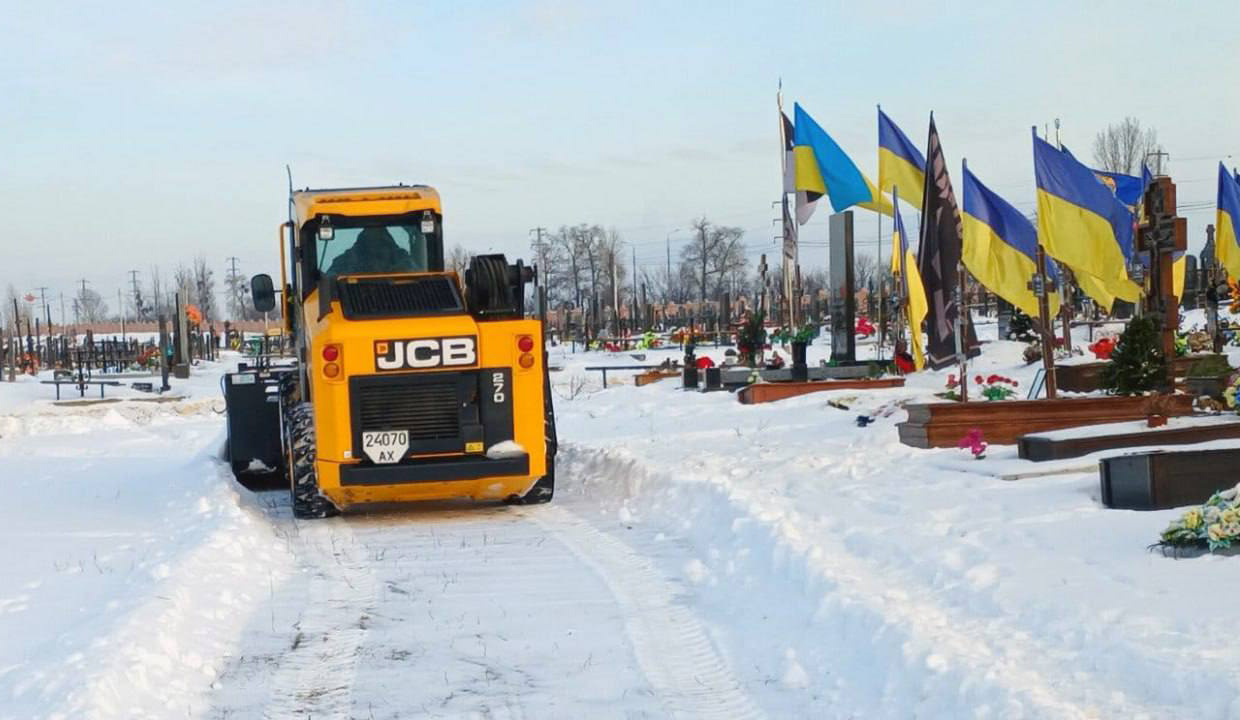 У Харкові комунальники наводять лад на кладовищах