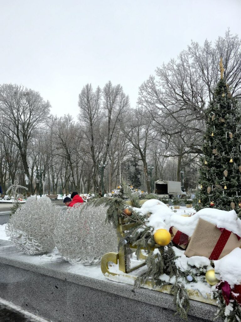 У Харкові продовжують прибирати святкові декорації (фото)