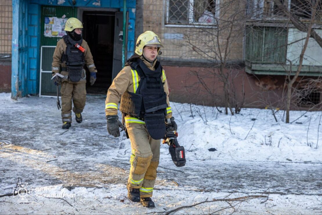 У Харкові ліквідують наслідки ворожого удару (фото)