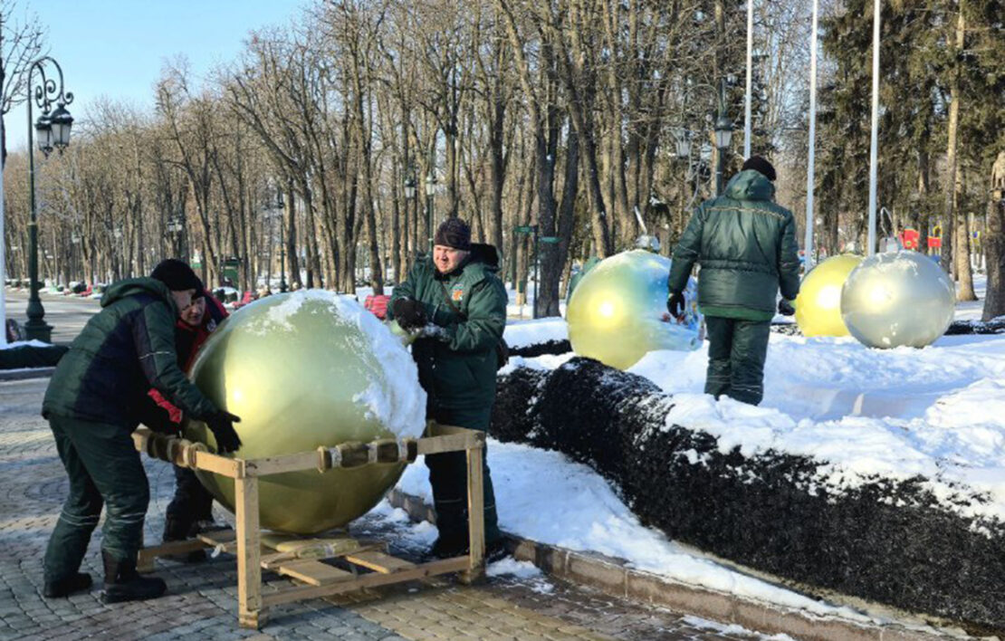 У Центральному парку демонтують новорічні декорації (фото)