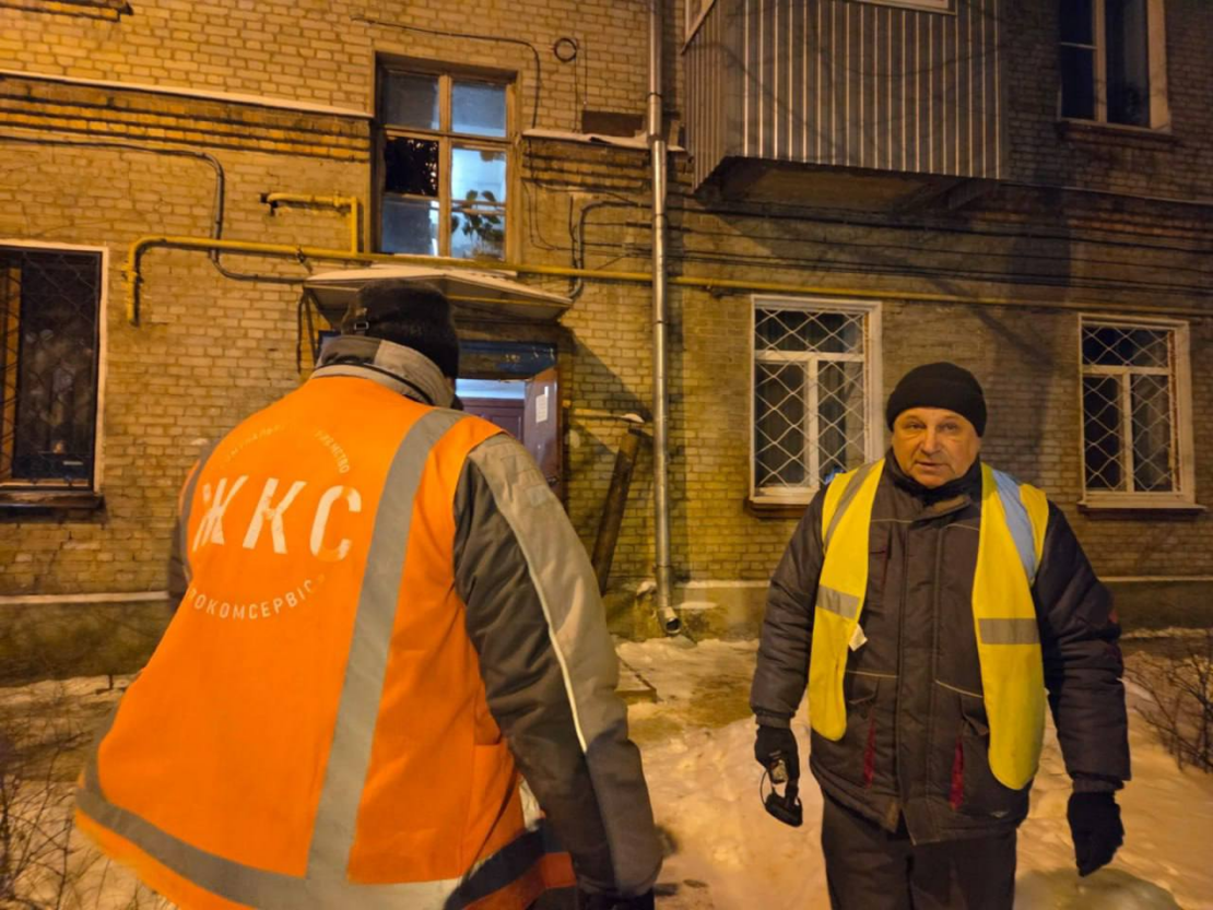 У Харкові комунальники усувають наслідки нічної атаки (фото)