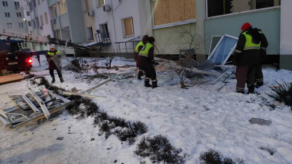 У Харкові комунальники усувають наслідки нічної атаки (фото)