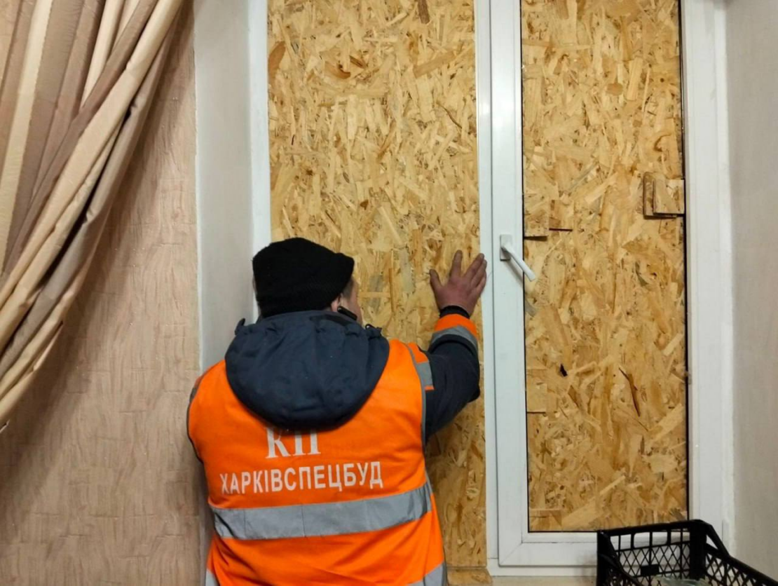 У Харкові комунальники усувають наслідки нічної атаки (фото)